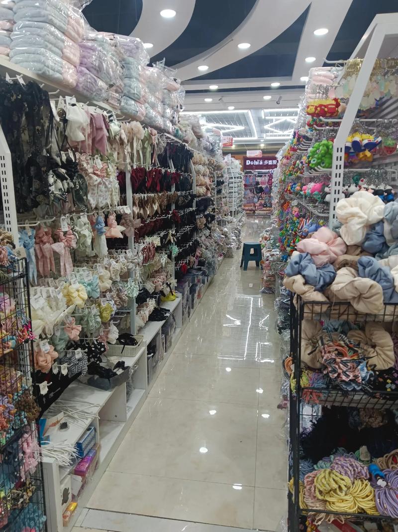 万载超市的日常：一条平凡而又充满希望的商业街